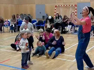 /families-enjoy-fun-filled-miss-rachel-show